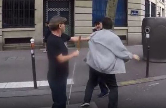 فيديو صادم.. سائق تاكسي يعتدي بالضرب على كفيف ومرافقه في باريس! صورة رقم 7