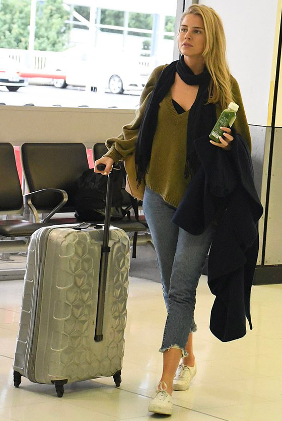منع ملكة جمال أسترالية من ركوب الطائرة بسبب بقعة ماء على جواز سفرها! صورة رقم 3