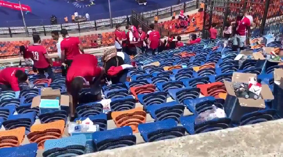 مشهد حضاري: شباب مصر يتطوعون لتنظيف ملاعب أمم أفريقيا فيديو وصور صورة رقم 15