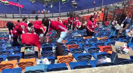 مشهد حضاري: شباب مصر يتطوعون لتنظيف ملاعب أمم أفريقيا فيديو وصور صورة رقم 17