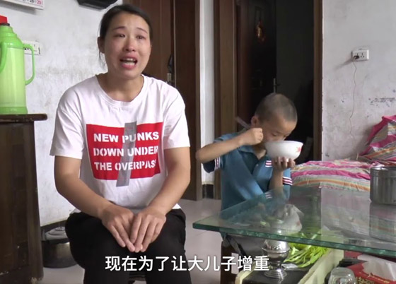 طفل صيني (11 عاما) يأكل 5 وجبات في اليوم لينقذ حياة والده المريض! صورة رقم 2