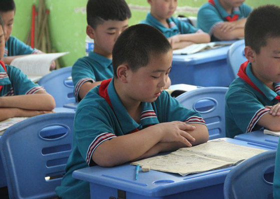 طفل صيني (11 عاما) يأكل 5 وجبات في اليوم لينقذ حياة والده المريض! صورة رقم 6