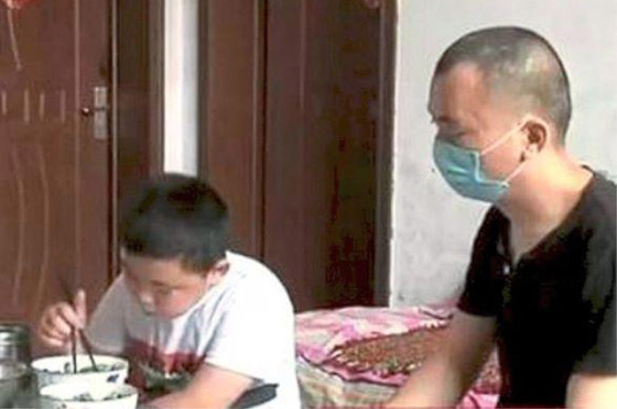 طفل صيني (11 عاما) يأكل 5 وجبات في اليوم لينقذ حياة والده المريض! صورة رقم 7