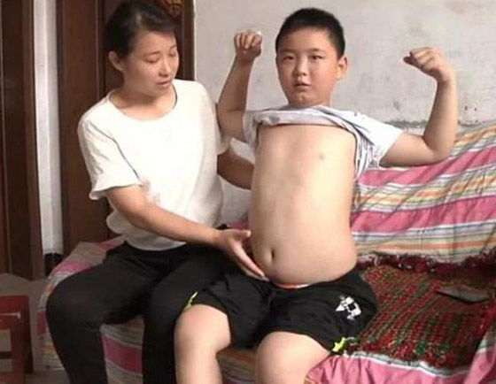 طفل صيني (11 عاما) يأكل 5 وجبات في اليوم لينقذ حياة والده المريض! صورة رقم 8