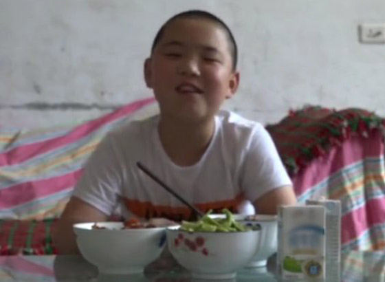 طفل صيني (11 عاما) يأكل 5 وجبات في اليوم لينقذ حياة والده المريض! صورة رقم 3
