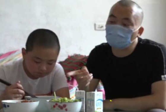 طفل صيني (11 عاما) يأكل 5 وجبات في اليوم لينقذ حياة والده المريض! صورة رقم 1