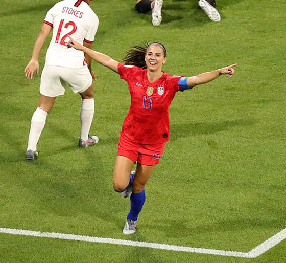 احتفال لاعبة أمريكية بتسجيل هدف ضد إنجلترا يثير جدلا واسعا صورة رقم 6