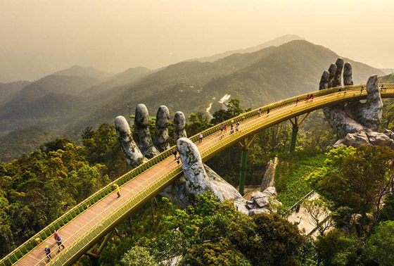 الجسر الذهبي فوق يدين عملاقتين في فيتنام يسحر الأنظار ويخطفها بجماله صورة رقم 1