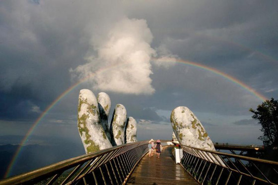 الجسر الذهبي فوق يدين عملاقتين في فيتنام يسحر الأنظار ويخطفها بجماله صورة رقم 3