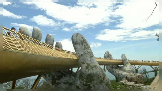 الجسر الذهبي فوق يدين عملاقتين في فيتنام يسحر الأنظار ويخطفها بجماله صورة رقم 4