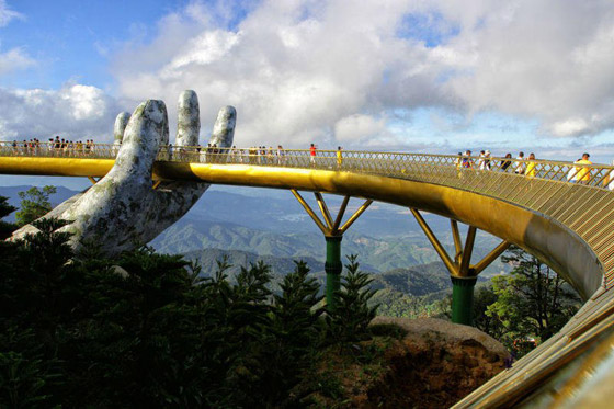 الجسر الذهبي فوق يدين عملاقتين في فيتنام يسحر الأنظار ويخطفها بجماله صورة رقم 5