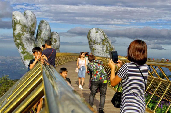 الجسر الذهبي فوق يدين عملاقتين في فيتنام يسحر الأنظار ويخطفها بجماله صورة رقم 6