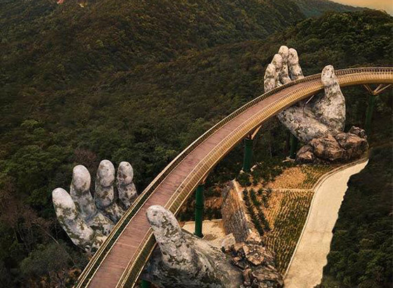 الجسر الذهبي فوق يدين عملاقتين في فيتنام يسحر الأنظار ويخطفها بجماله صورة رقم 7