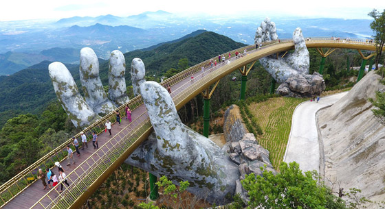 الجسر الذهبي فوق يدين عملاقتين في فيتنام يسحر الأنظار ويخطفها بجماله صورة رقم 9