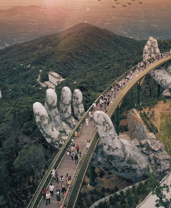 الجسر الذهبي فوق يدين عملاقتين في فيتنام يسحر الأنظار ويخطفها بجماله صورة رقم 10