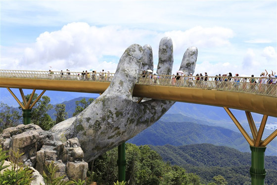الجسر الذهبي فوق يدين عملاقتين في فيتنام يسحر الأنظار ويخطفها بجماله صورة رقم 12