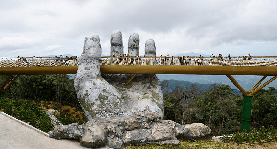 الجسر الذهبي فوق يدين عملاقتين في فيتنام يسحر الأنظار ويخطفها بجماله صورة رقم 16