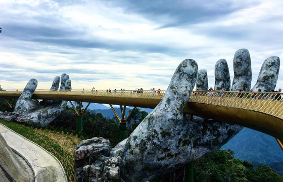 الجسر الذهبي فوق يدين عملاقتين في فيتنام يسحر الأنظار ويخطفها بجماله صورة رقم 17