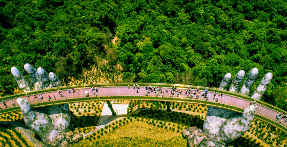 الجسر الذهبي فوق يدين عملاقتين في فيتنام يسحر الأنظار ويخطفها بجماله صورة رقم 18