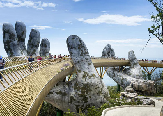الجسر الذهبي فوق يدين عملاقتين في فيتنام يسحر الأنظار ويخطفها بجماله صورة رقم 20