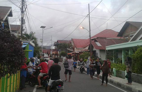 هلع وفزع مواطنين بالشوارع وتلاوات للقرآن بعد زلزال قوي في إندونيسيا صورة رقم 7