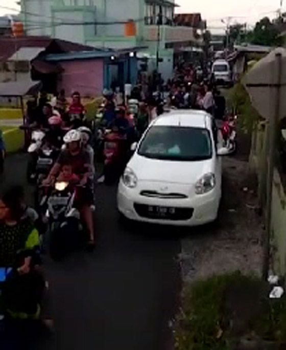 هلع وفزع مواطنين بالشوارع وتلاوات للقرآن بعد زلزال قوي في إندونيسيا صورة رقم 9