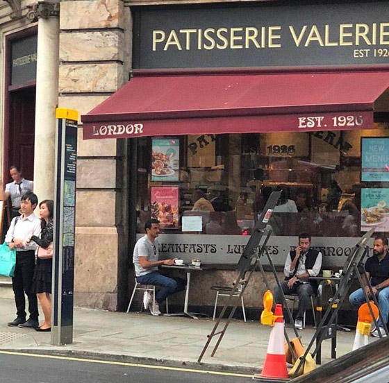 بالصور: أمير قطر جالسا لوحده في مقهى في أحد شوارع لندن صورة رقم 8