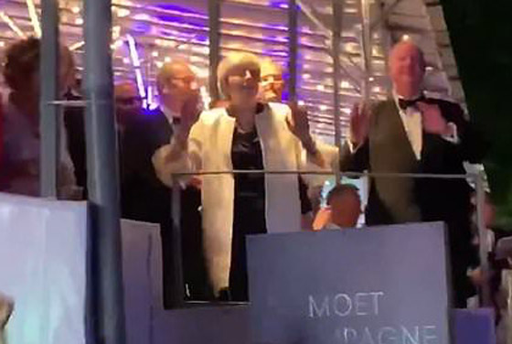 بالفيديو: رئيسة الوزراء البريطانية تيريزا ماي ترقص في مهرجان صورة رقم 1