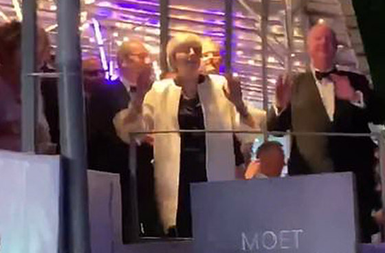 بالفيديو: رئيسة الوزراء البريطانية تيريزا ماي ترقص في مهرجان صورة رقم 4