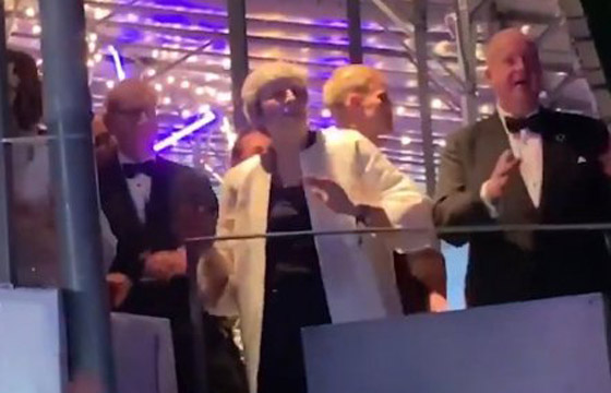 بالفيديو: رئيسة الوزراء البريطانية تيريزا ماي ترقص في مهرجان صورة رقم 6