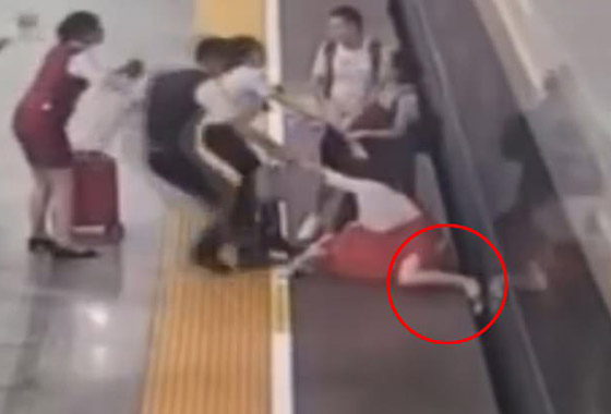 امرأة صينية غاضبة تؤخر قطارا لمدة 7 دقائق بواسطة قدمها! فيديو صورة رقم 2