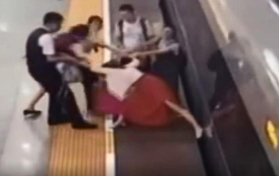 امرأة صينية غاضبة تؤخر قطارا لمدة 7 دقائق بواسطة قدمها! فيديو صورة رقم 3