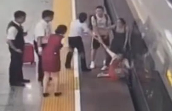 امرأة صينية غاضبة تؤخر قطارا لمدة 7 دقائق بواسطة قدمها! فيديو صورة رقم 4