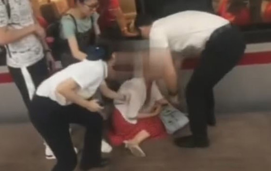 امرأة صينية غاضبة تؤخر قطارا لمدة 7 دقائق بواسطة قدمها! فيديو صورة رقم 5