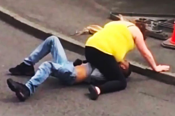 فيديو: شجار ومصارعة وضرب بين امرأة و زوجها في الشارع صورة رقم 1