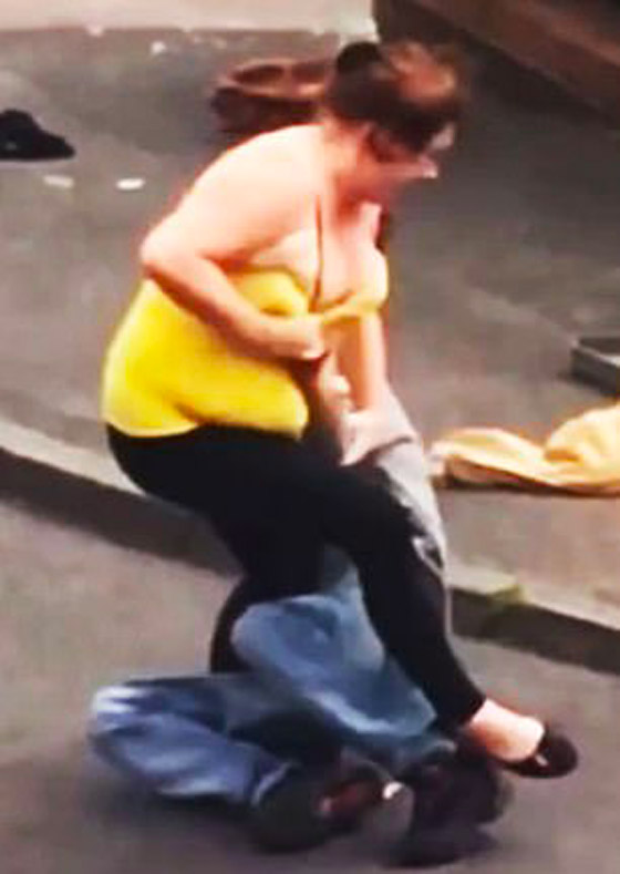 فيديو: شجار ومصارعة وضرب بين امرأة و زوجها في الشارع صورة رقم 2