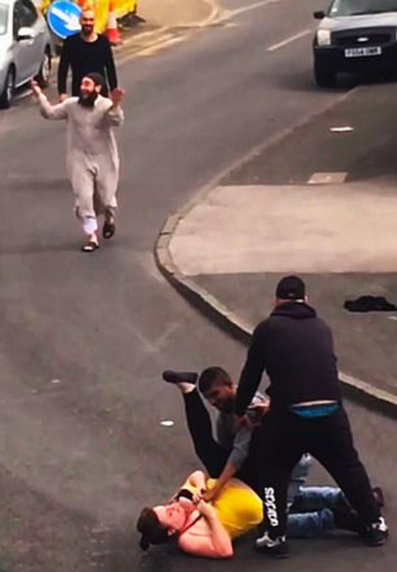فيديو: شجار ومصارعة وضرب بين امرأة و زوجها في الشارع صورة رقم 4