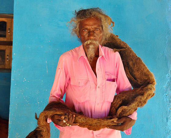 بالصور: رجل هندي يحافظ على شعره منذ 40 عاماً بلا قصّ ولا غسيل  صورة رقم 1