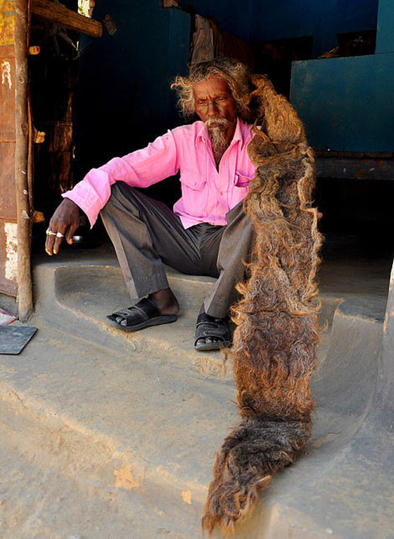 بالصور: رجل هندي يحافظ على شعره منذ 40 عاماً بلا قصّ ولا غسيل  صورة رقم 2
