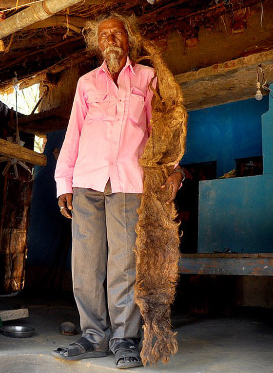 بالصور: رجل هندي يحافظ على شعره منذ 40 عاماً بلا قصّ ولا غسيل  صورة رقم 4