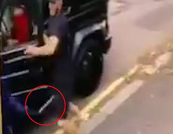 هجوم مسلح بالسكاكين على اللاعبين مسعود أوزيل وسياد كولاسيناك! فيديو صورة رقم 1