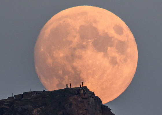 صور مذهلة للقمر يعتلي تلا ببريطانيا صورة رقم 1