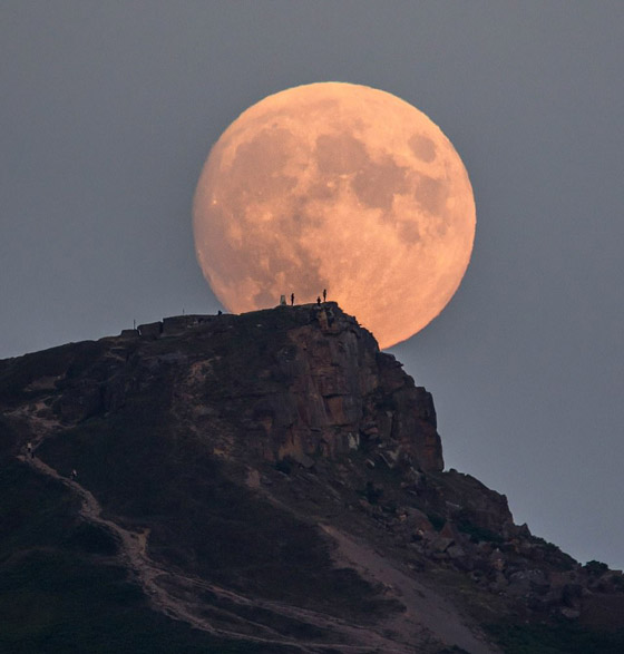 صور مذهلة للقمر يعتلي تلا ببريطانيا صورة رقم 3