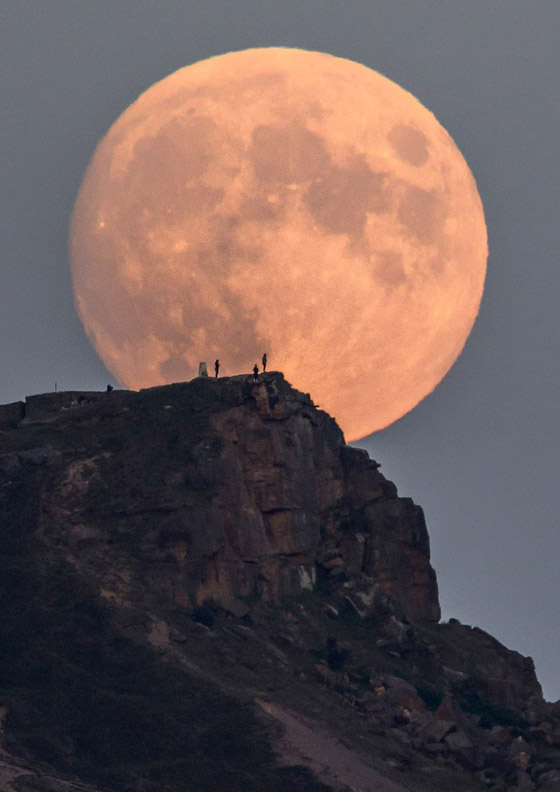 صور مذهلة للقمر يعتلي تلا ببريطانيا صورة رقم 2