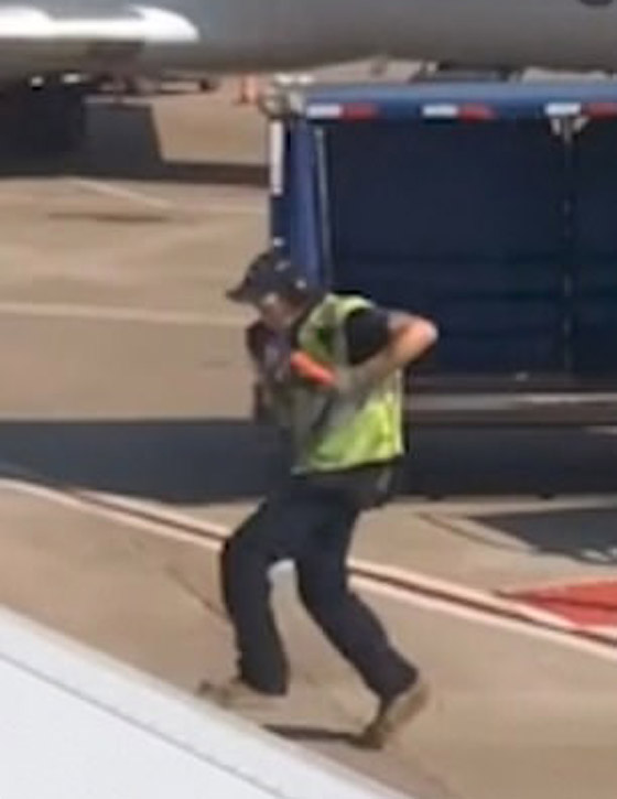 فيديو ظريف.. عامل مطار يرقص بحماس على المدرج ويثير الإعجاب صورة رقم 2