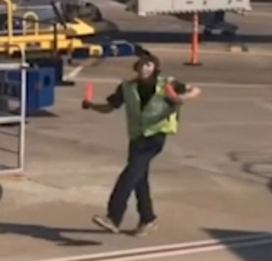 فيديو ظريف.. عامل مطار يرقص بحماس على المدرج ويثير الإعجاب صورة رقم 4