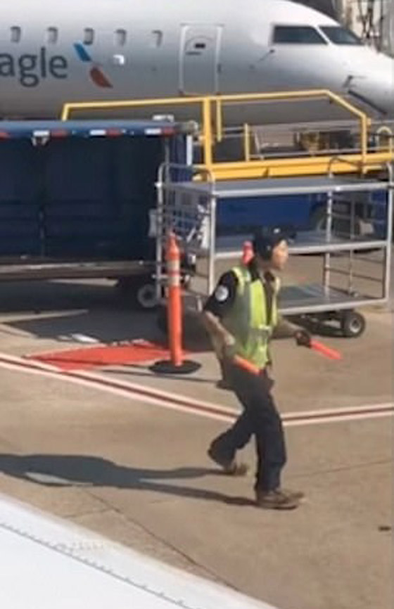 فيديو ظريف.. عامل مطار يرقص بحماس على المدرج ويثير الإعجاب صورة رقم 6