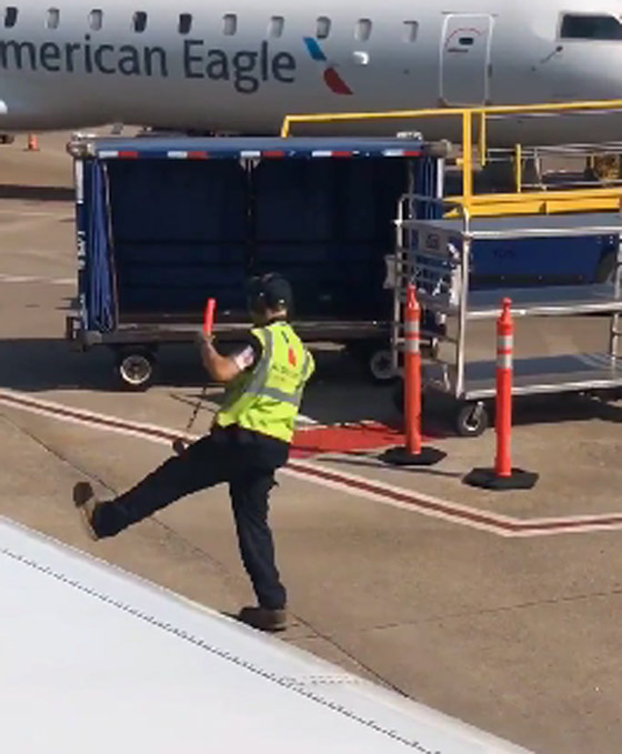 فيديو ظريف.. عامل مطار يرقص بحماس على المدرج ويثير الإعجاب صورة رقم 10