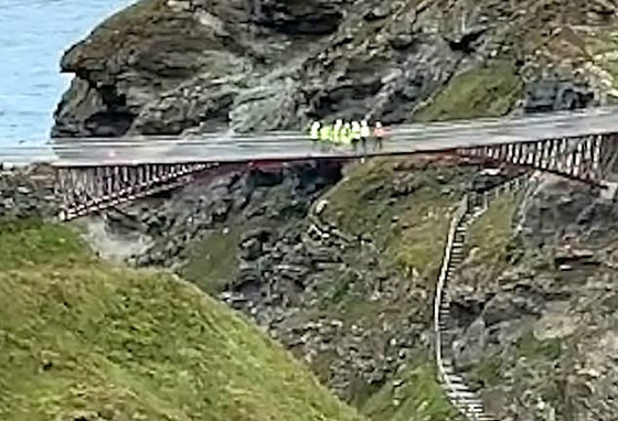عمال يختبرون قوة جسر ضخم بطريقة غريبة تثر السخرية! فيديو صورة رقم 1