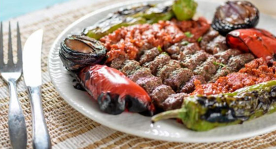  صور: أشهر أكلات الدول العربية في عيد الأضحى..إحداهن تأكل اللحوم نيئة صورة رقم 1
